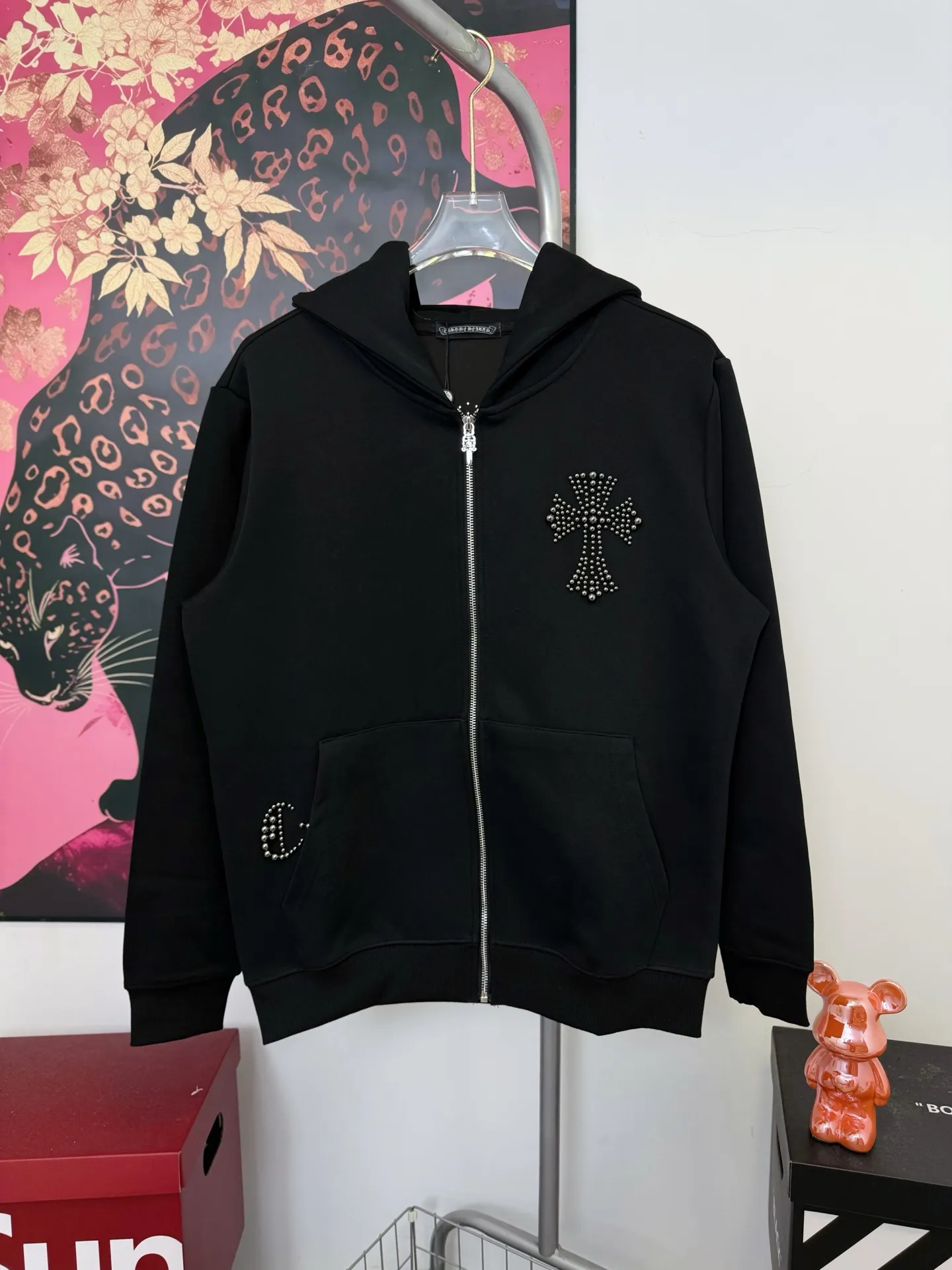 P340 Chrome Heart Cross Steel Cannon Bead Hooded Jacket ChromeHearts counter same style Hat thousands of needles embroidered letters Original custom hardware zippers The details are restored in place Very textured on the handle Three-dimensional and atmospheric Versatile and easy to wear in autumn Simple and elegant Adopt the os version The upper body effect is very good Suitable for all body types Soft and comfortable Back panel CH Sanskrit embroidered letters ➕ Back panel Horseshoe Cross Cannon Beads Pocket CH Steel Beads for finishing touches Machine washable, does not fade, does not deform Complete accessories, original mold opening, perfect restoration of zp 2:1, same style for men and women, versatile and not picky, size s m l xl color black gray